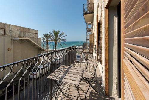 Apartment with Sea View and Balcony Facing West by Sea N' Rent - image 3