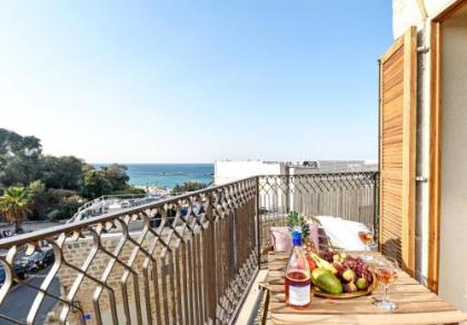 Apartment with Sea View and Balcony Facing West by Sea N' Rent - image 7