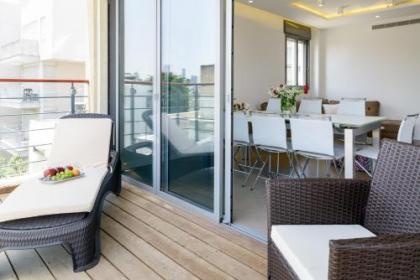 Comfort 3BR & Balcony in City Center by FeelHome - image 11