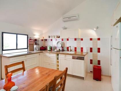 Lovely 2BR Apt w Balcony in Neve Tzedek Area by Sea N' Rent - image 5