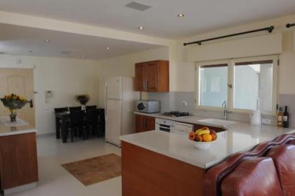 Gordon Beach Apartment - image 12