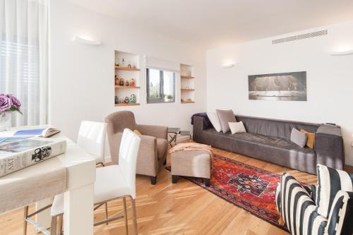 Stylish & Homey 3BD Apt in the Heart of Tel-Aviv by Sea N' Rent - image 6