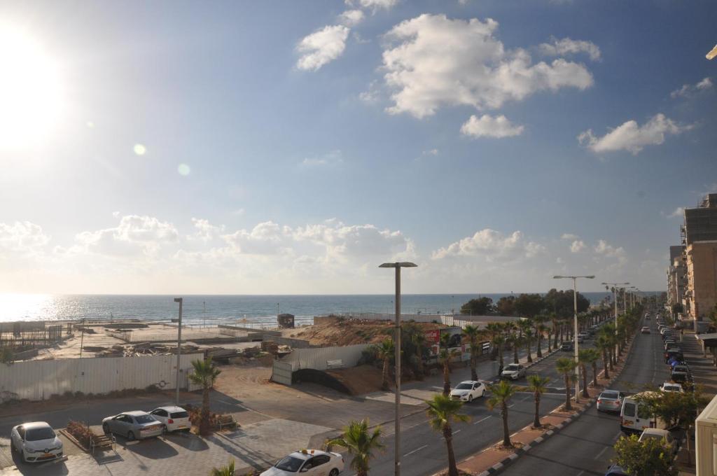 Beachfront Studio Apartment Bat Yam 412 - image 4