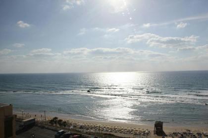 Beachfront Studio Apartment Bat Yam 412 - image 8