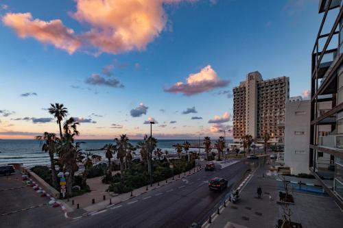 Sea View Apartment Prime Location On The Beach - main image