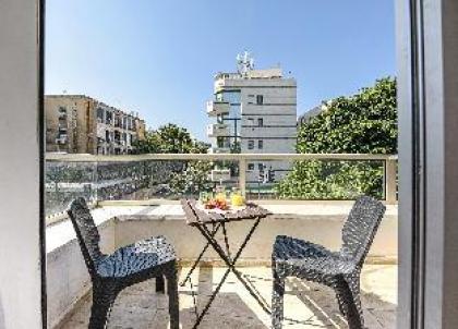 In Heart of TLV - Modern W/ Balcony- 3 BD & 3 BR - image 11