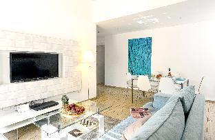 In Heart of TLV - Modern W/ Balcony- 3 BD & 3 BR - image 5