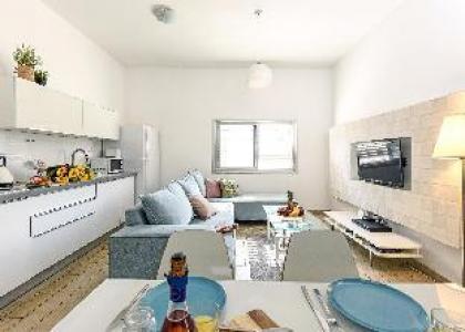 In Heart of TLV - Modern W/ Balcony- 3 BD & 3 BR - image 6