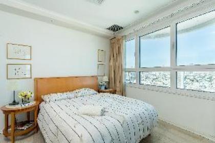 Awesome 1BR apartment with Amazing Balcony - image 7