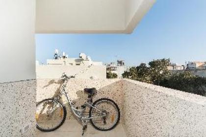 BRIGHT & CHIC w/ SUNNY BALCONY - BEN YEHUDA 204 - image 18