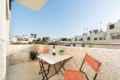 BRIGHT & CHIC w/ SUNNY BALCONY - BEN YEHUDA 204 - image 19