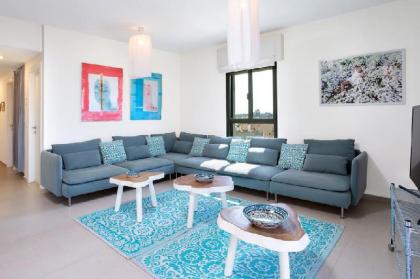 Sophisticated 3BR Penthouse in Jaffa's market - image 13