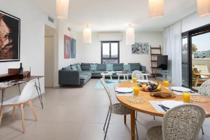 Sophisticated 3BR Penthouse in Jaffa's market - image 17