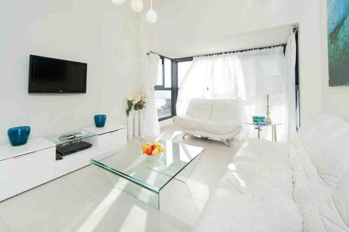 GLORIOUS renovated apartment on top of the beach - main image