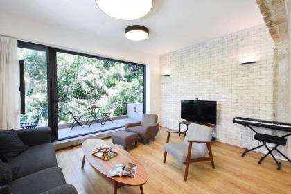 Design 2BR in Dizengoff st by HolyGuest