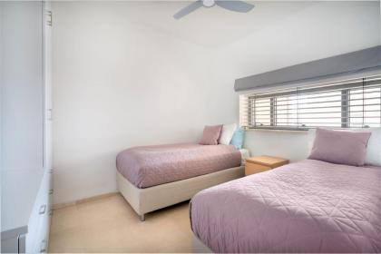 Relaxing 2 BR Apt w Parking Near Nahalat Binyamin by Sea N' Rent - image 12