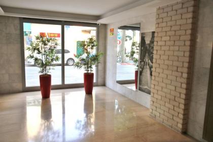 New stylish 2R appartment with balcony in the heart of Florentin - image 1