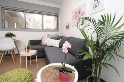 New stylish 2R appartment with balcony in the heart of Florentin - image 13