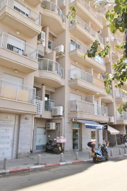 New stylish 2R appartment with balcony in the heart of Florentin - image 16