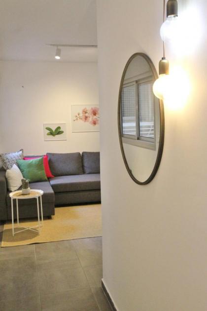 New stylish 2R appartment with balcony in the heart of Florentin - image 3