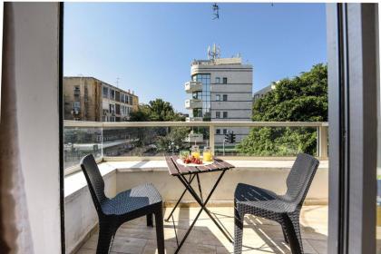 Stylish 3BR Apt w Balcony 5 min Walk from Beach by Sea N' Rent - image 11