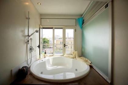 Bauhaus Suite Jacuzzi - Carmel Market View and beach - image 12