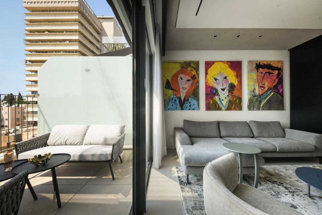 Modern and Vibrant 2BR apartment with Private Balcony by Sea N' Rent - main image