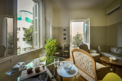 Homey 2BR Apt w Private Balcony in City Center by Sea N' Rent - image 4