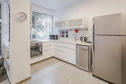 Charming 1BR Ben Yehuda By Holiday Rentals - image 10