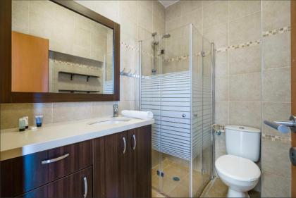 Amazing 2BR in Ben Yehuda by Holiday-Rentals - image 10