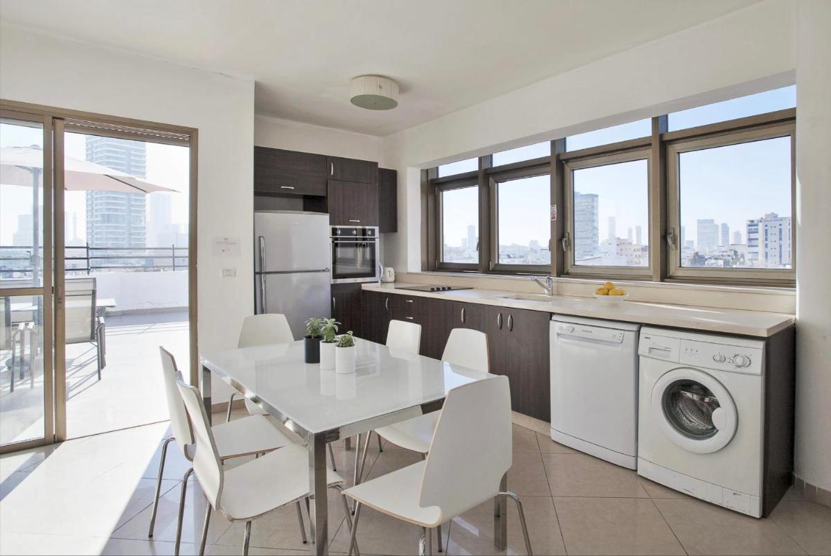 Amazing 2BR in Ben Yehuda by Holiday-Rentals - image 3