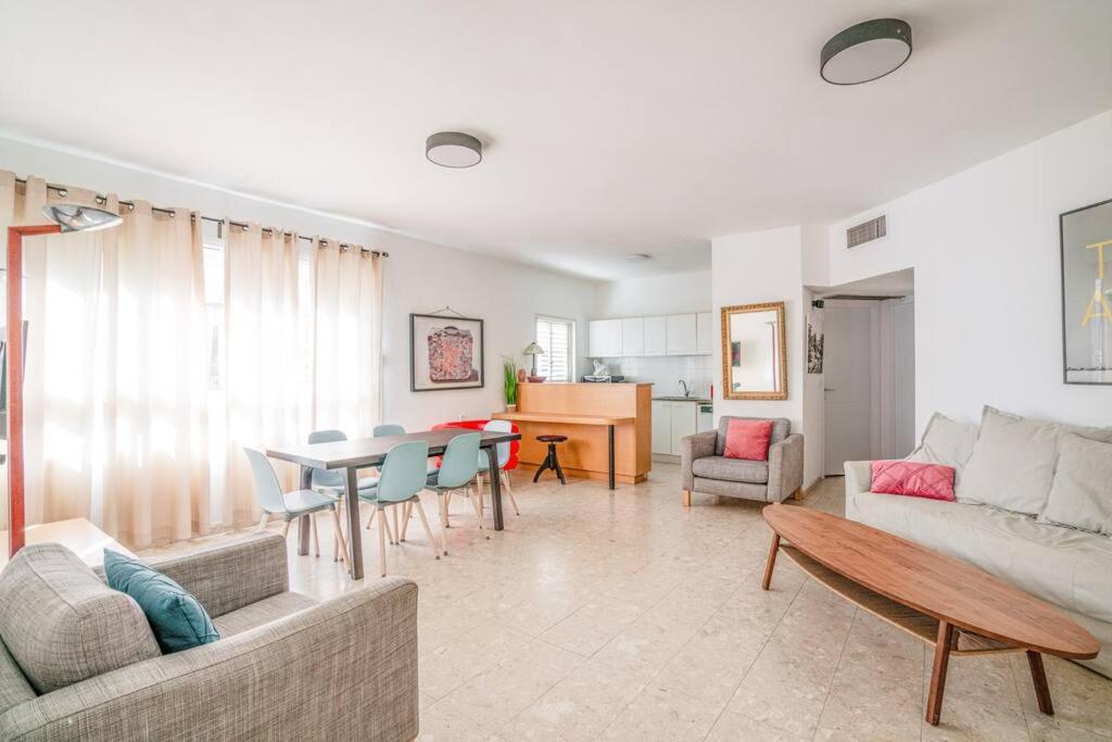 2BR - 12 04 Frishman St Tel aviv - image 4