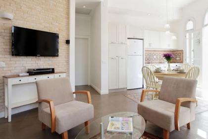 Stunning 2BR in Kalisher by Holiday-Rentals - image 4