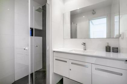 Spacious 3BR in Ben yehuda by Holiday-rentals - image 16