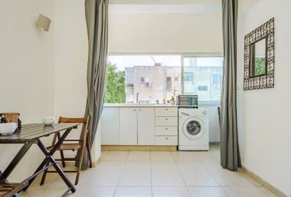 Central 1BR in Dizzengoff by Holiday-rentlas - image 6