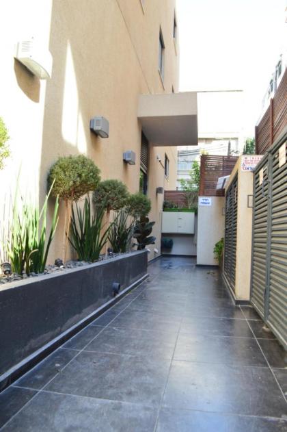 Bright & Modern 2BR with Balcony on Dizzengoff - image 19