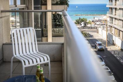 Chic Apartment w Balcony Mamad & Parking 3-min from Beach by Sea N' Rent - image 4