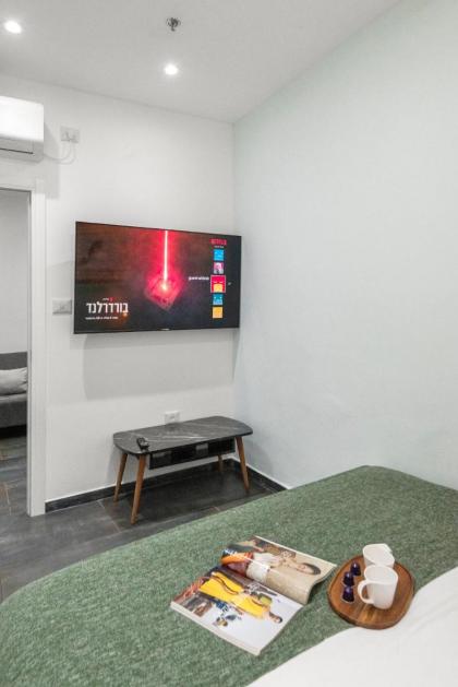 Modern renovated 1 bedroom apartment w Bomb Shelter Central TLV M2 - image 8