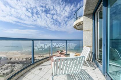 Luxury 2BR Apt w Balcony Pool Access & Beach View by Sea N' Rent - image 16