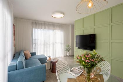 YalaRent Flora- Designed 1BR penthouse in Florentin - image 11