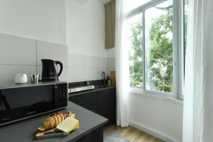 Cozy 1BR Studio Apartment in Heart of Tel Aviv by Sea N' Rent - image 2