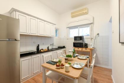 Homey & Spacious 2BR Apt in the Heart of Tel-Aviv by Sea N' Rent - image 11