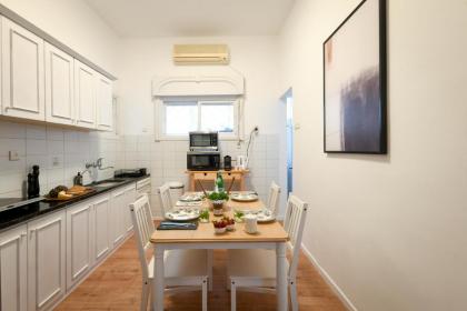 Homey & Spacious 2BR Apt in the Heart of Tel-Aviv by Sea N' Rent - image 13