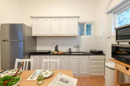 Homey & Spacious 2BR Apt in the Heart of Tel-Aviv by Sea N' Rent - image 3