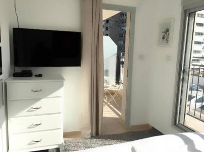 Ben Yehuda Gorgeous Sea View Apartment - image 13