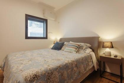 Cozy 1BR in Ben Yehuda by Holiday Rentals - image 12