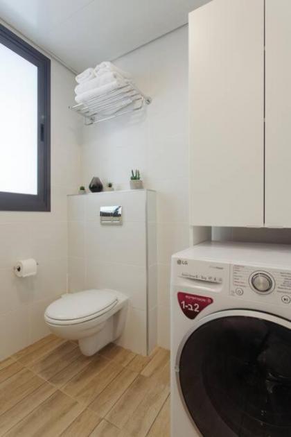 Cozy 1BR in Ben Yehuda by Holiday Rentals - image 17