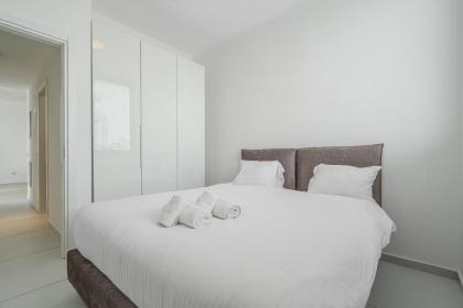 Modern 2BR Idelson Street By Holiday Rentals - image 11