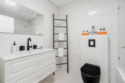 Modern 2BR Idelson Street By Holiday Rentals - image 13