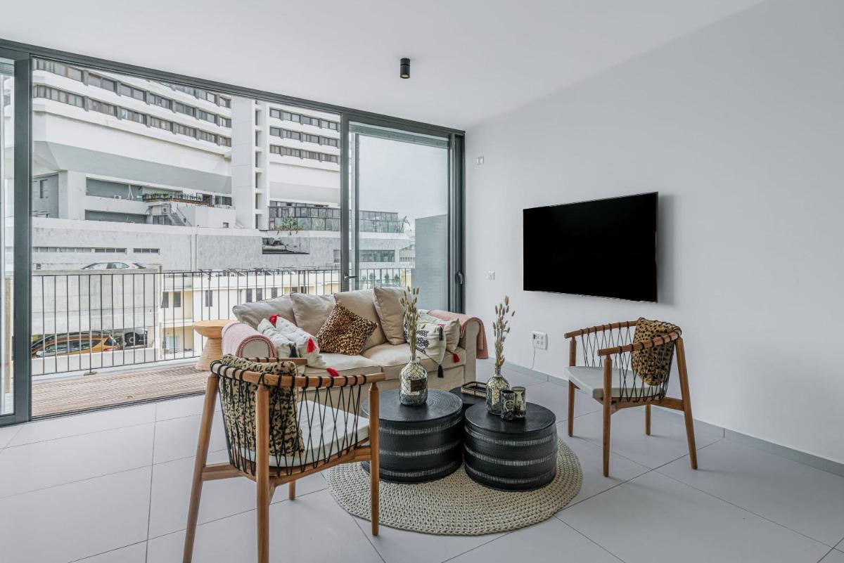 Modern 2BR Idelson Street By Holiday Rentals - image 2